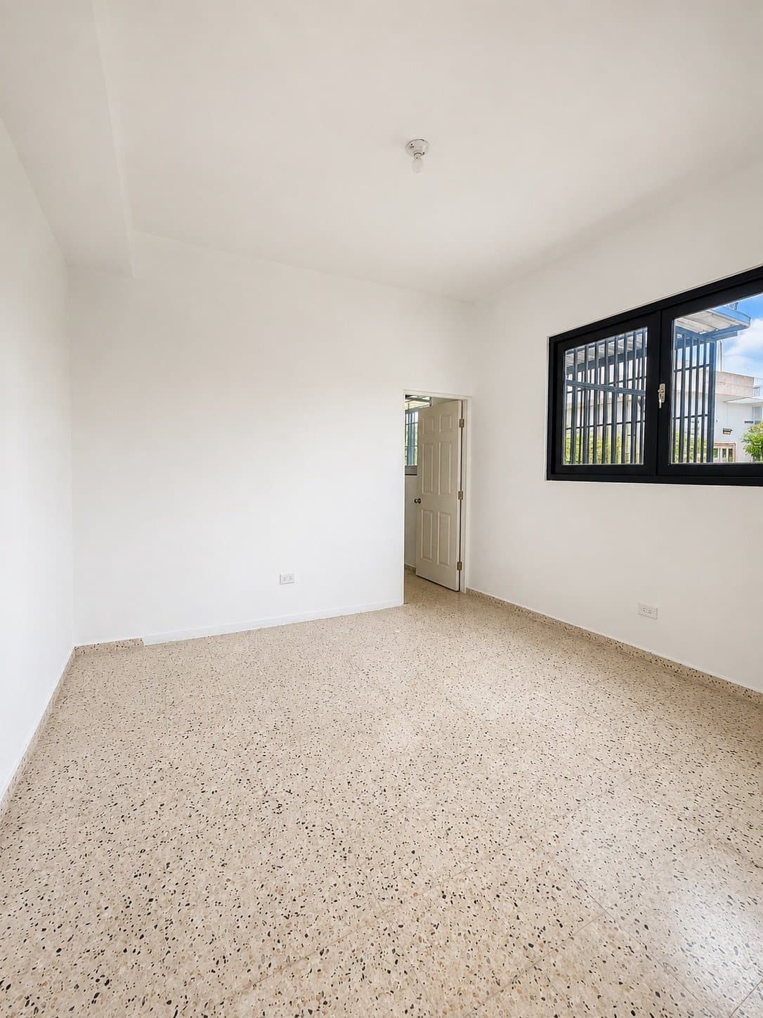 HH-16 Unit C · 1-Bed Apartment for Rent · Country Club - 2